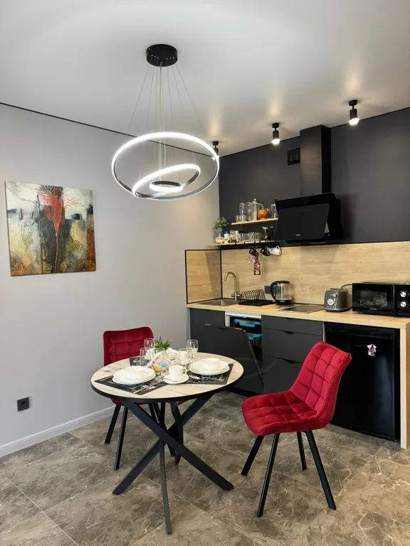 Новый стильный апартамент в двух шагах от моря с балконом и камином