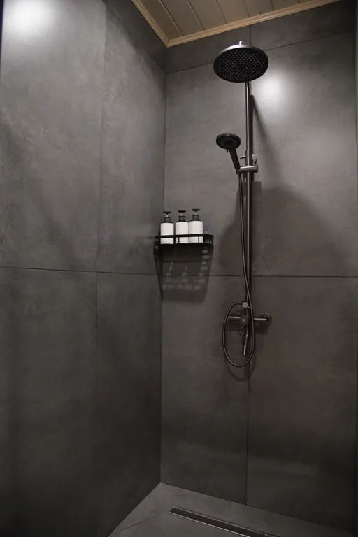 Дом с панорамными окнами в чаще леса у берега реки