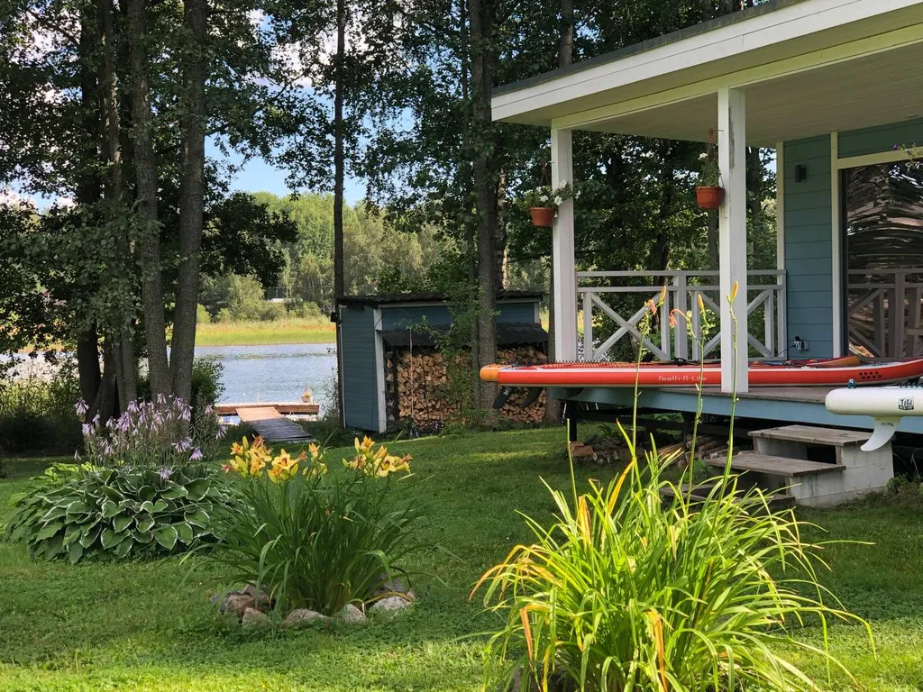 Дом на берегу озера