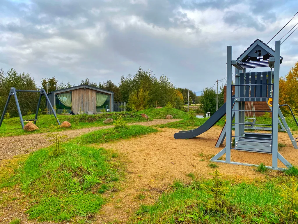 Коттедж с камином и большой террасой