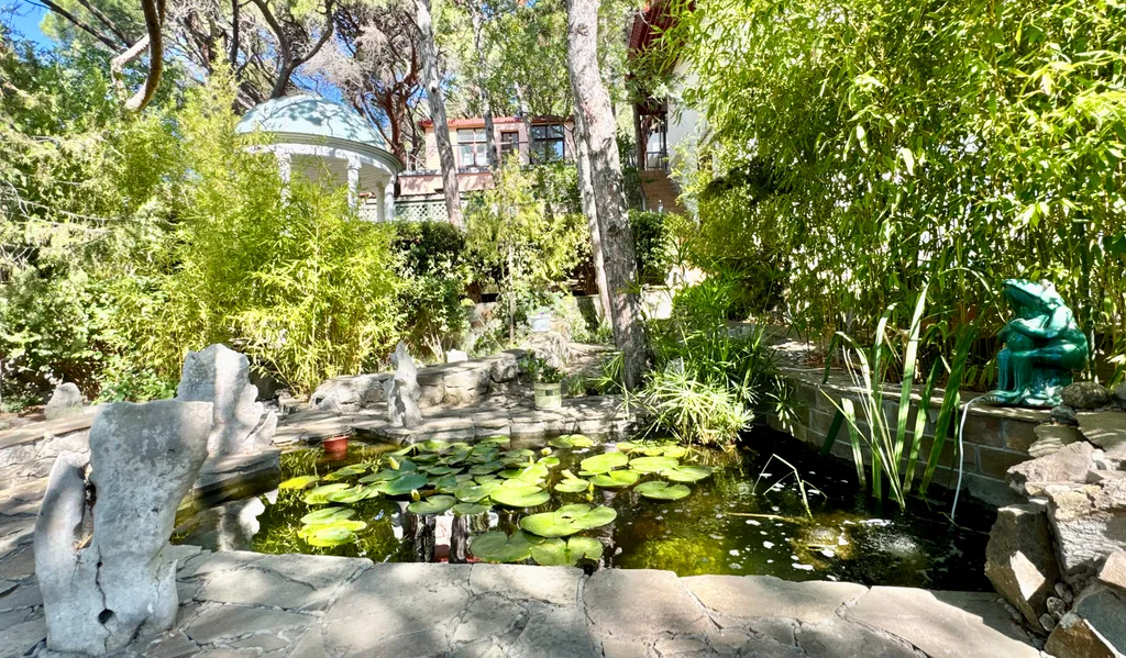 Дом у моря с личным парком, бассейном и сауной