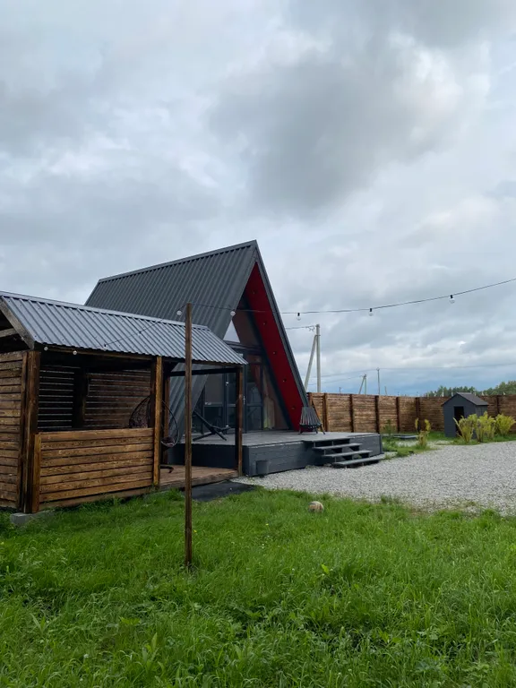 Уютный скандинавский домик у леса