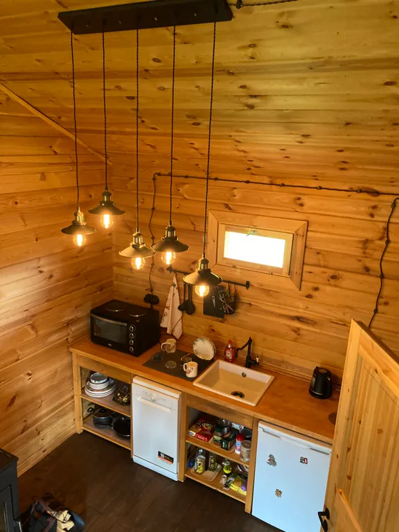 Домик с печью/камином в окружении природы