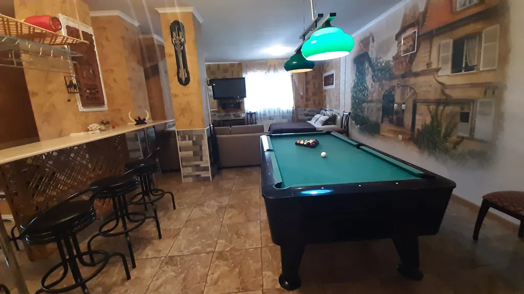 Дом с бассейном недалеко от моря