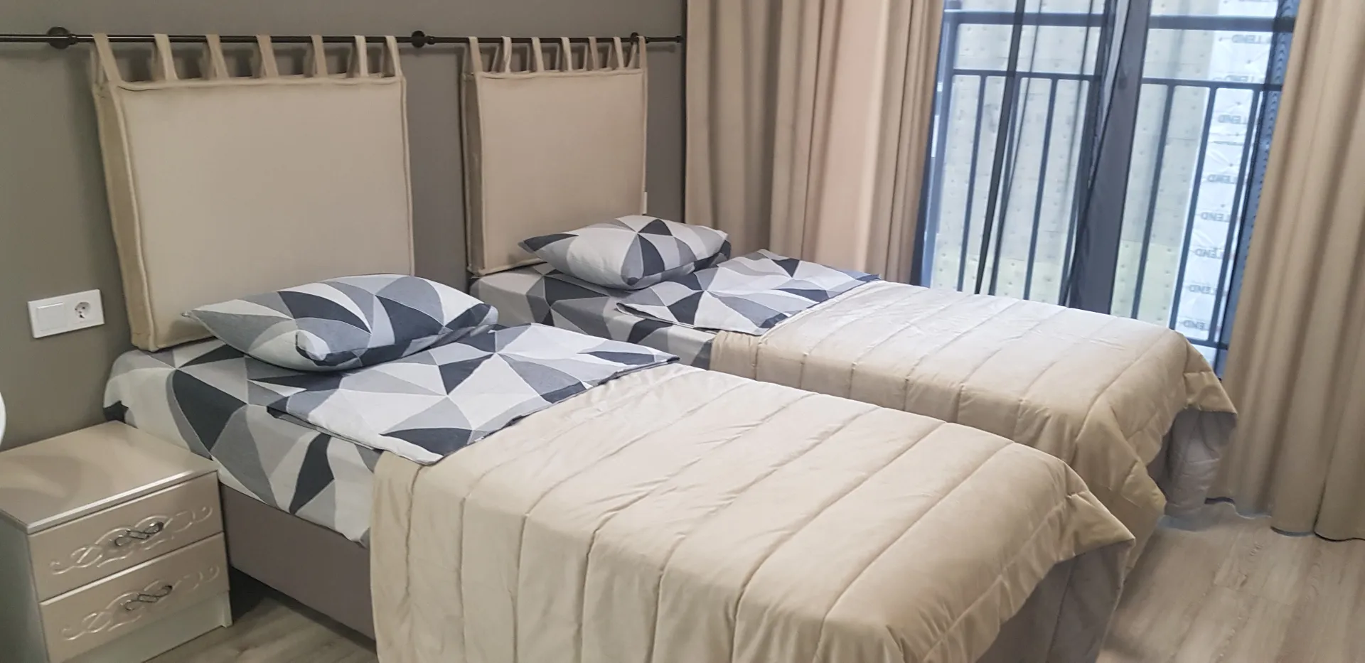 У нас стоят Бокс спринг кровати (как в любой гостинице). Мы можем предоставить вам большую кровать или две односпальные. 