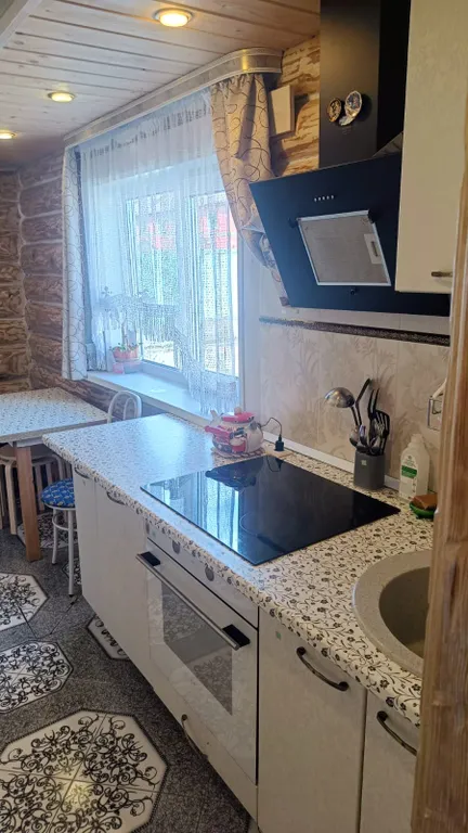 Домик около озера и леса