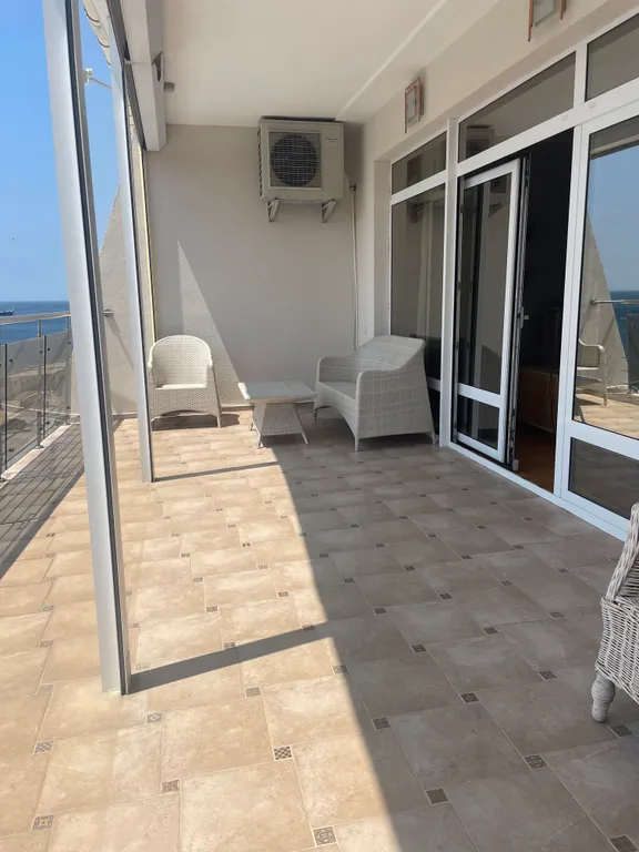 Апарт в Ласпи с террасой, 3 спальни, кухня, у самого моря, для 4-5 человек