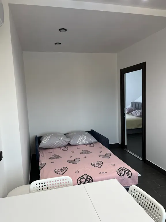 Эллинг на берегу моря