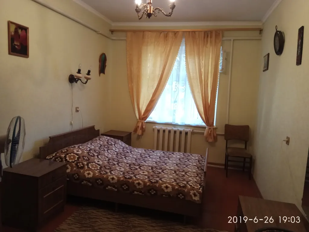 Светлая комната с видом на осенний сад