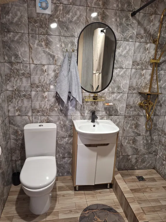 Деревянный домик на Кипарисовой аллее