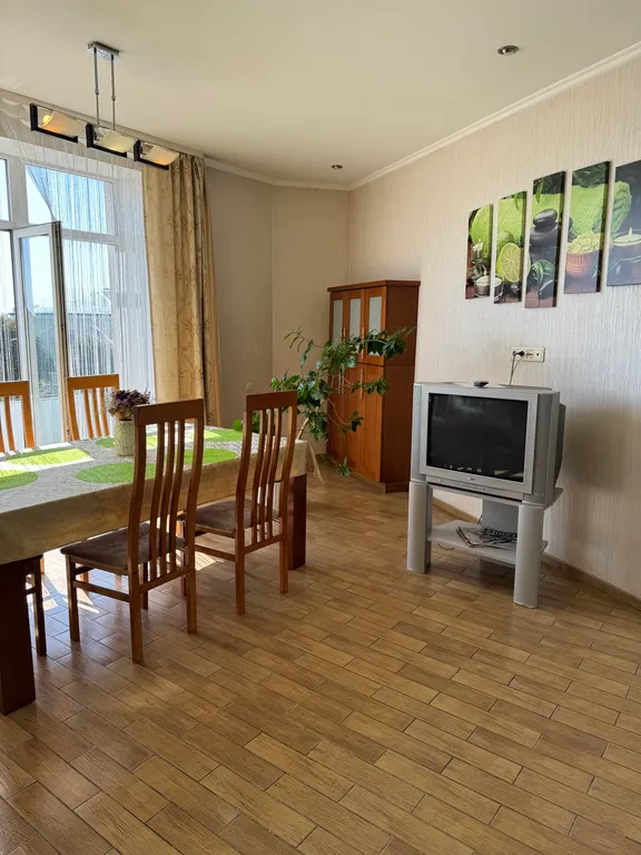 Большая 3-комнатная квартира в самом центре на площади