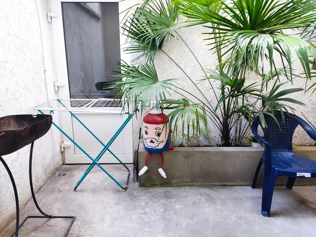 Коттедж с гаражом и двориком