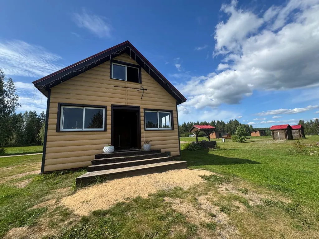 Дом из сруба у воды