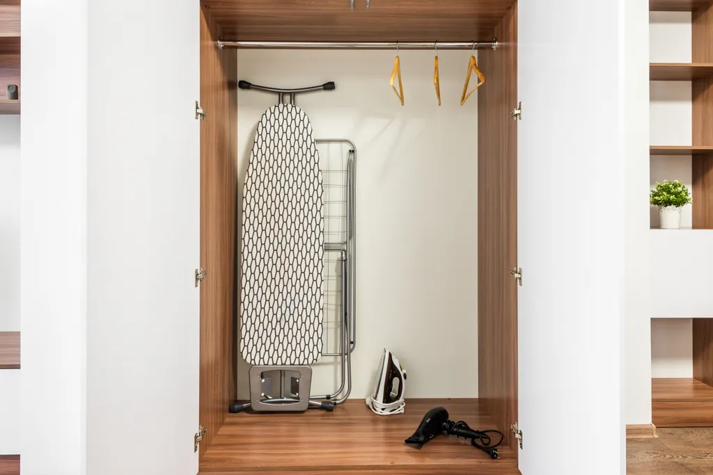 Светлая студия с кроватью и диваном