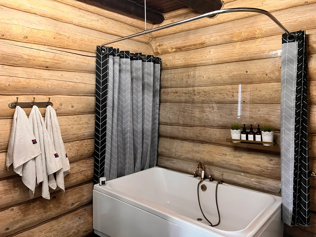 Красивый уютный бревенчатый дом с камином и видом на реку и церковь