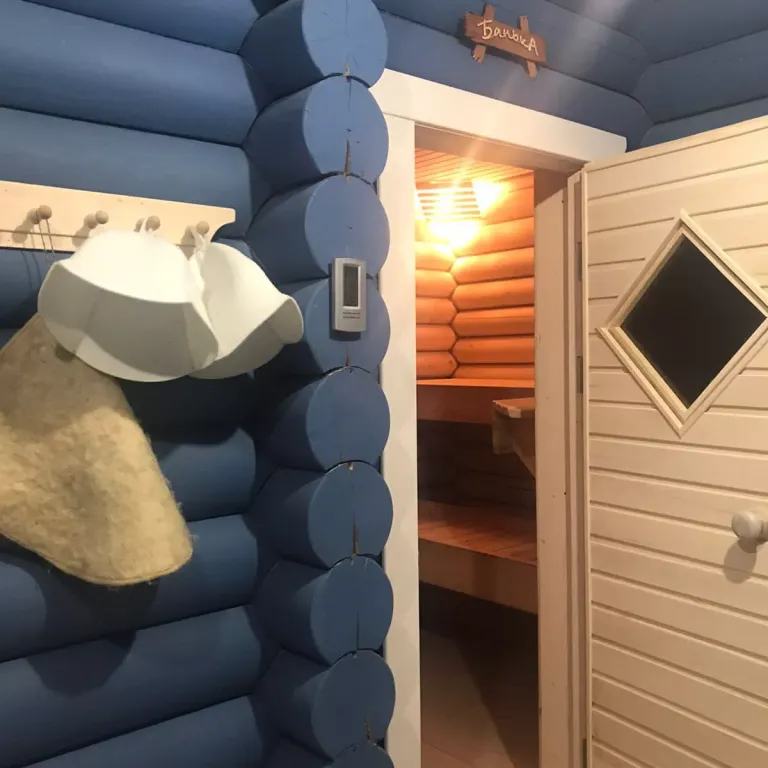 Уютный бревенчатый дом Life veranda на берегу пруда с баней на дровах