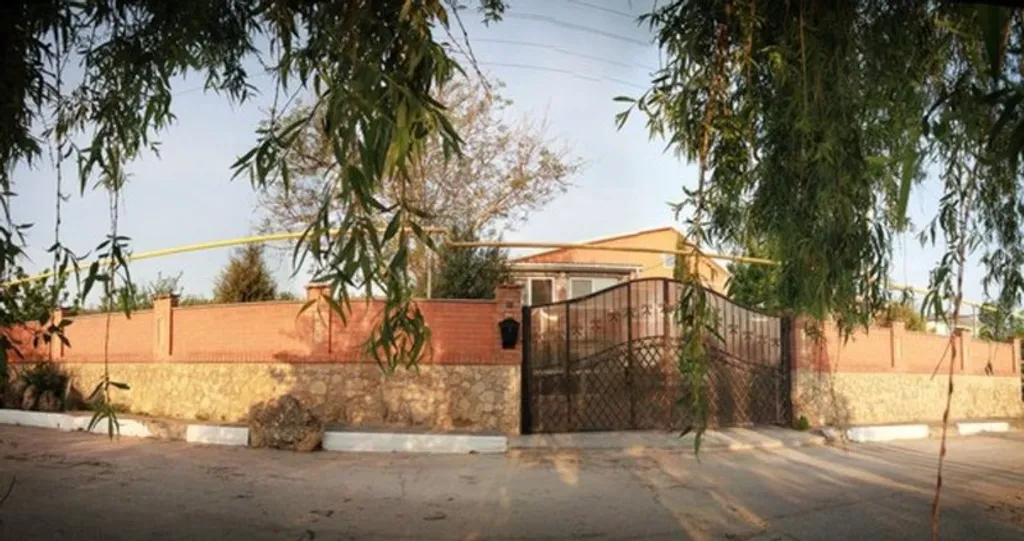 Коттедж Дом 3 спальни, большой двор беседка мангал усадьба Можжевеловый дворик — Айвовое