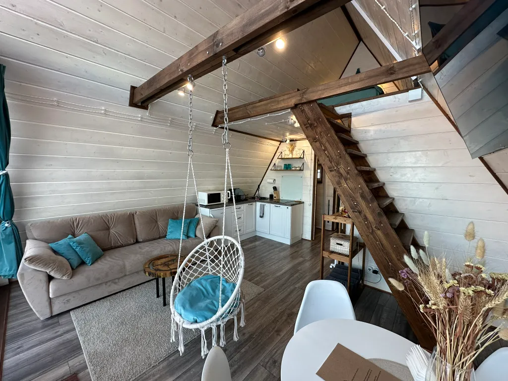 Дом в стиле A-frame на самом берегу реки