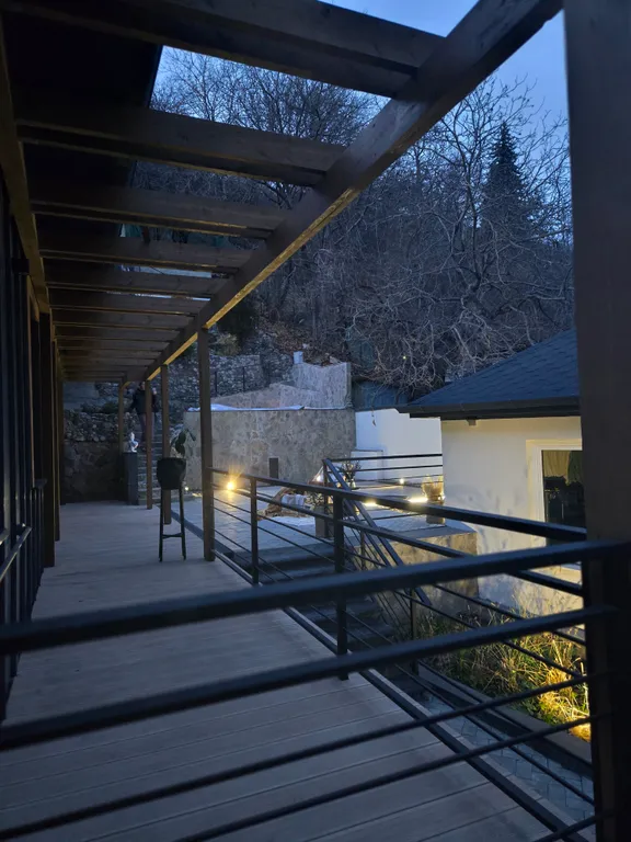 Дом в Кисловодске с авторскими интерьерами на стыке курорта и природы