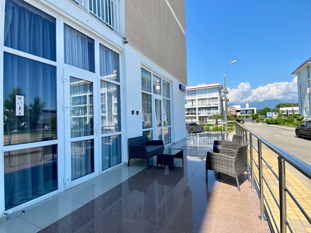 Просторная студия с террасой на первой линии