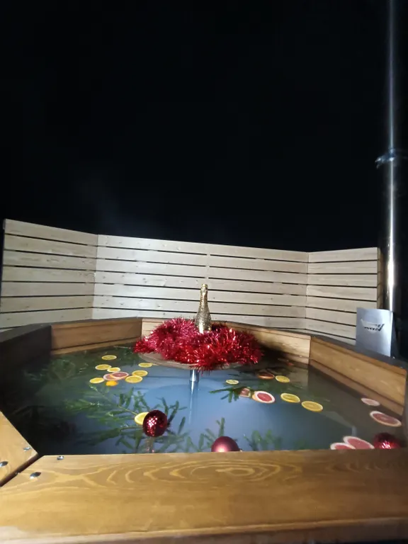 Уютный А-фрейм с чаном у озера