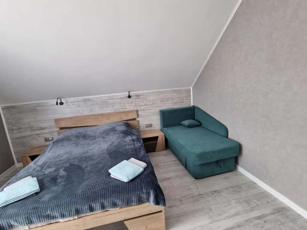 Зелёный дом на берегу Катуни с видом на реку и горы