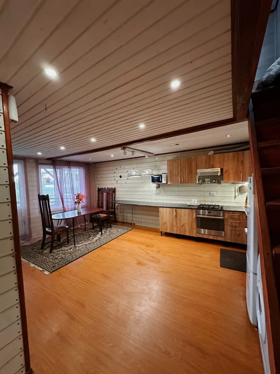 Двухэтажный дом на берегу реки Волга