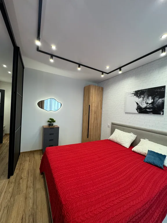 Квартира в стиле лофт с отдельной спальной зоной и гардеробной