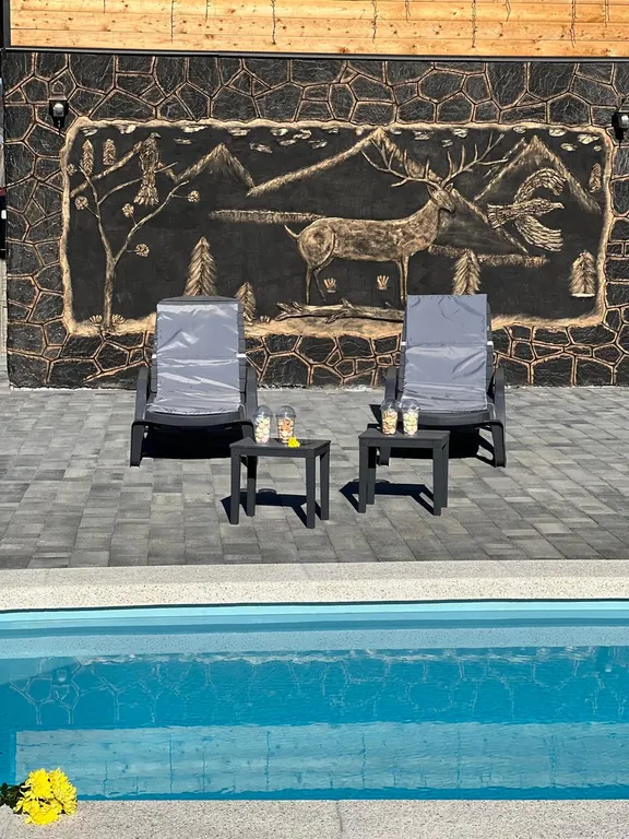 Номер люкс с видом на горы и всегда теплым бассейном