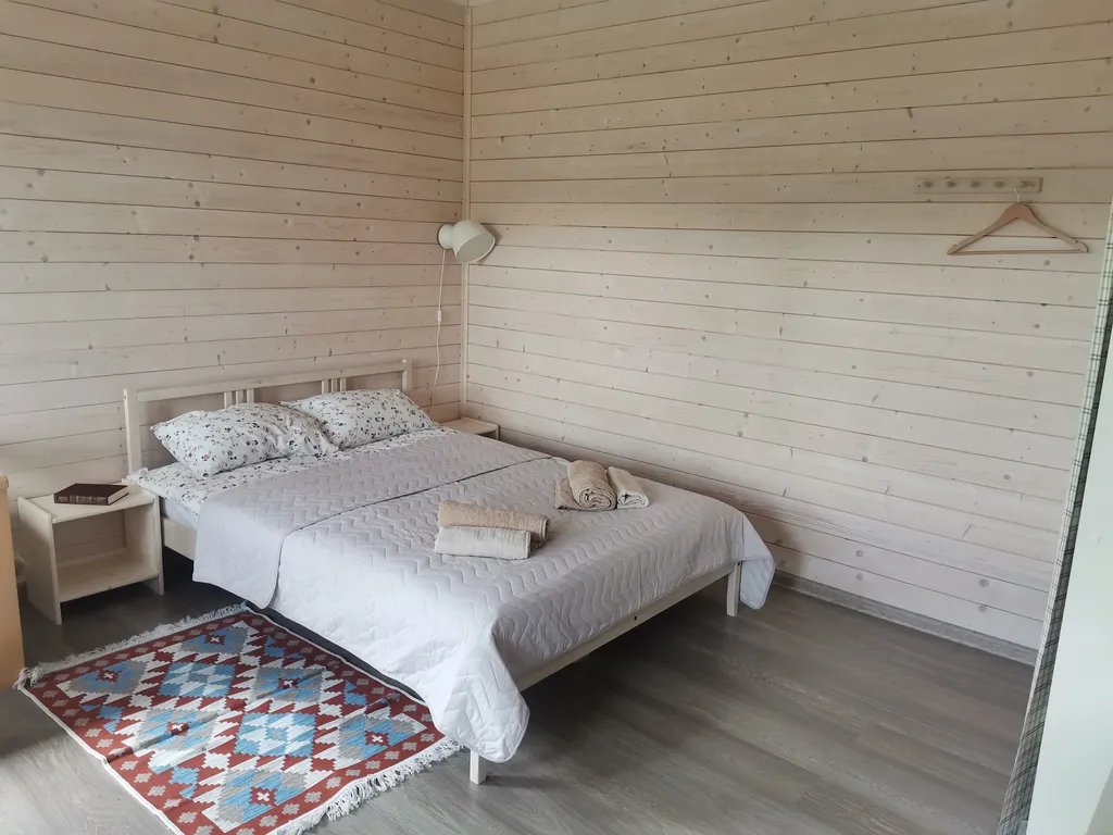 Дом с садом между лесом и рекой