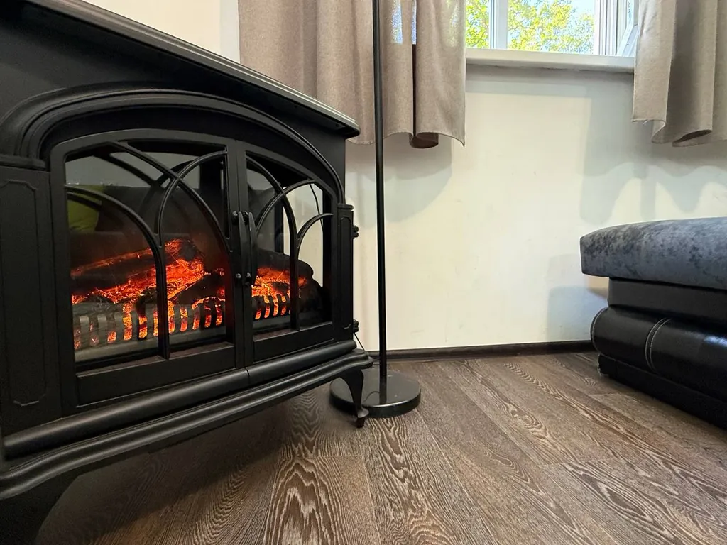 Дом в дубовой роще у реки