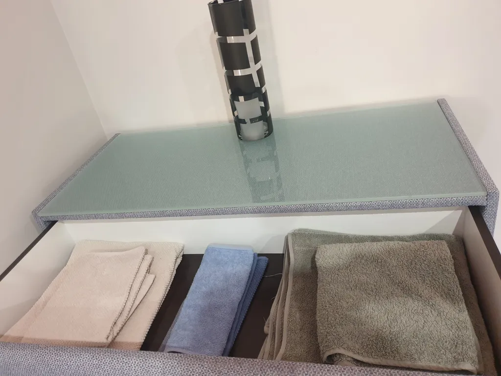 Дизайнерская современная студия в новом доме сердца центра города