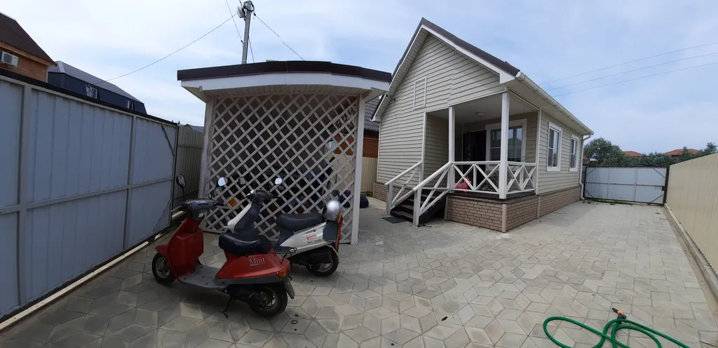 Коттедж с собственной территорией, большой беседкой и мангальной зоной