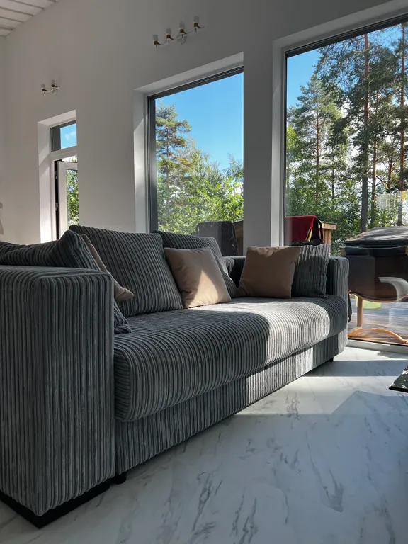 Стильный дом на берегу Ладожского озера с панорамным видом