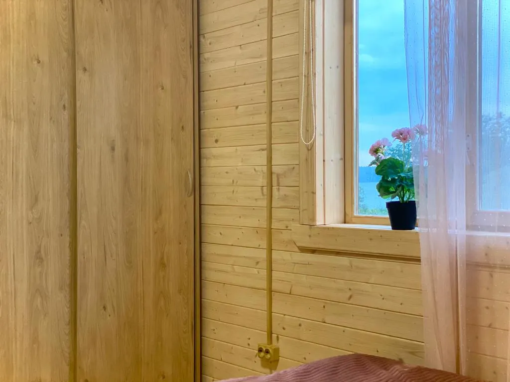 Уютный дом на берегу озера "Прозрачный берег №2"