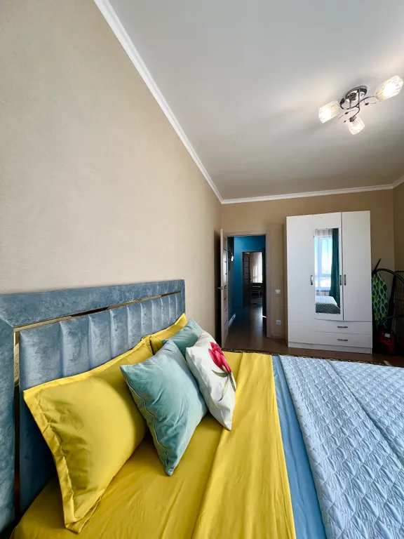 Уютная евродвушка на Туране с видом на город и двор