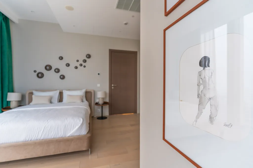 Квартира с угловой спальней и панорамной ванной комнатой