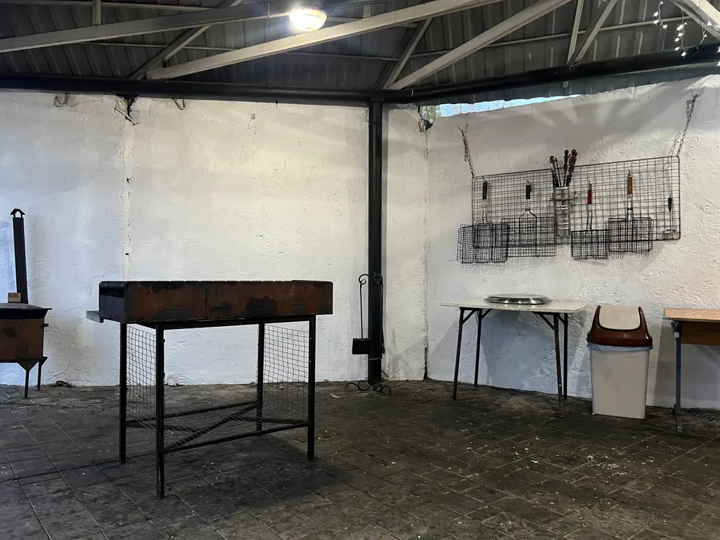 Уютное место отдыха для большой веселой компании с танцполом и баром