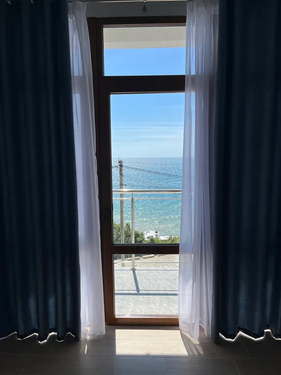 Комната с видом на море синяя