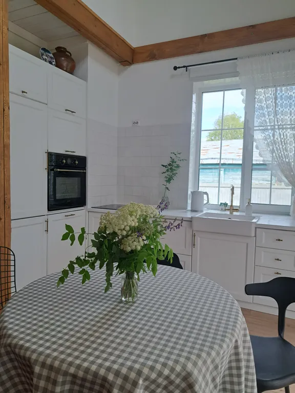 Белый дом на тихой улочке