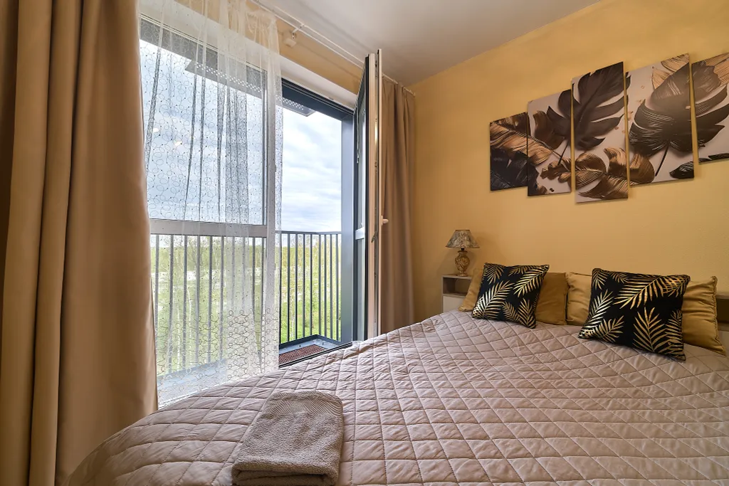 Уютная евродвушка с кроватью и диваном