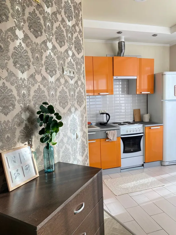 Возле ленты уютная студия