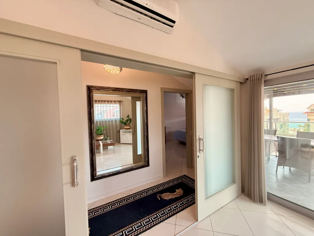 Двухуровневые апартаменты с видом на море и горы