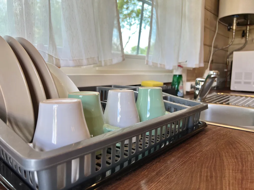 Маленький дом на берегу озера