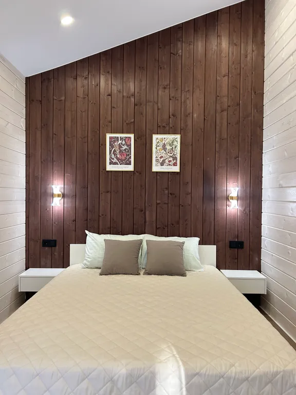 Загородный дом с большой террасой, кострищем и лесом