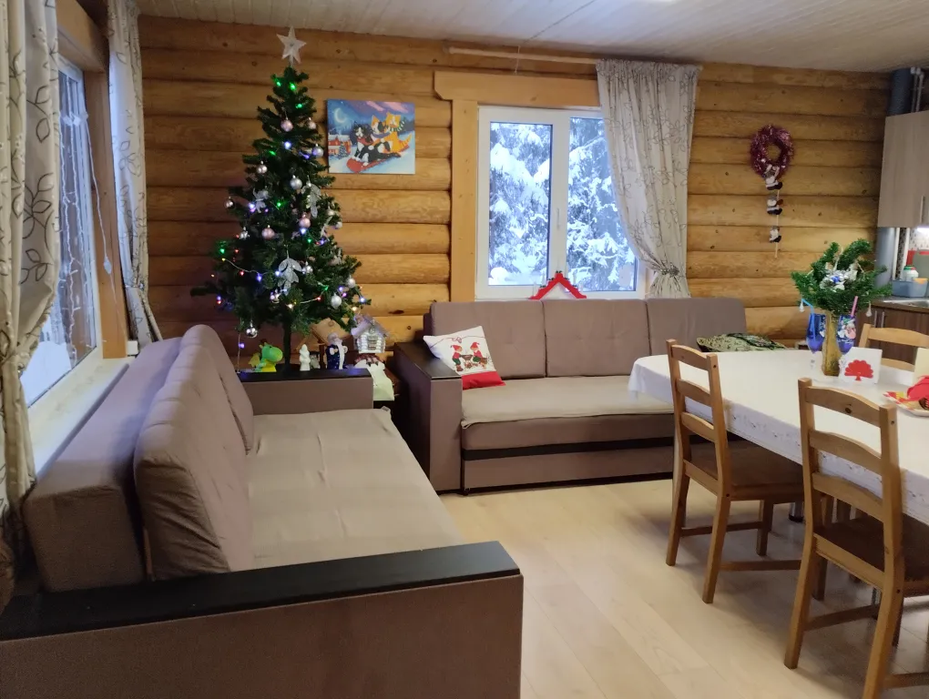 Домик на берегу реки