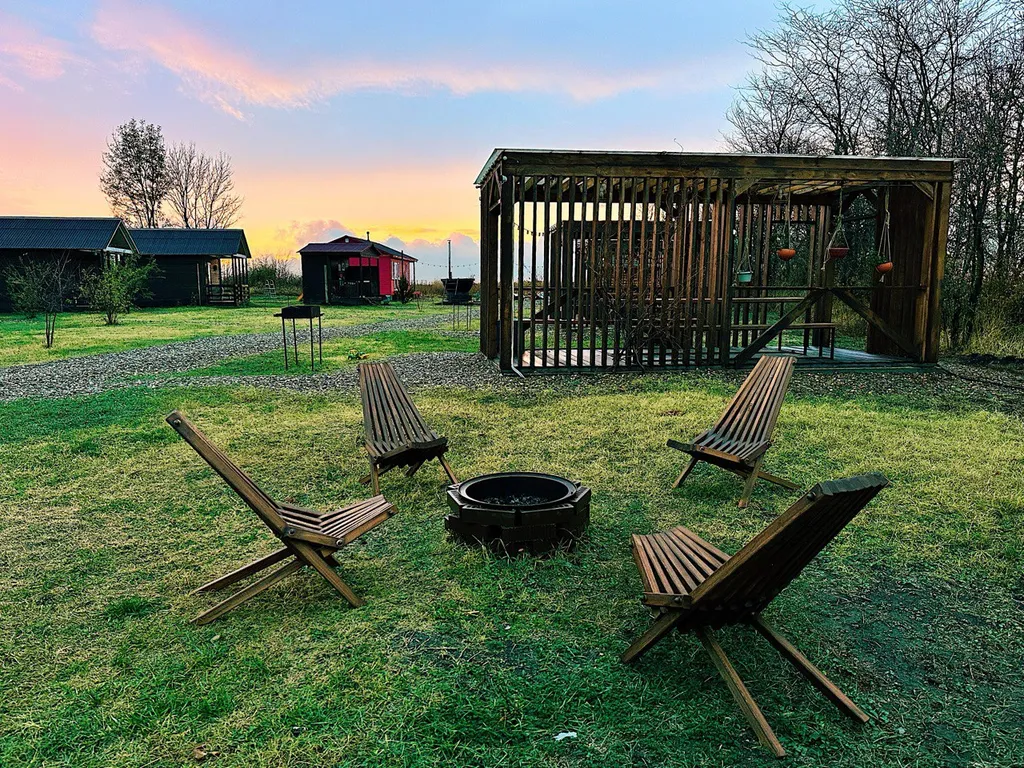 Большой дом с видом на озеро