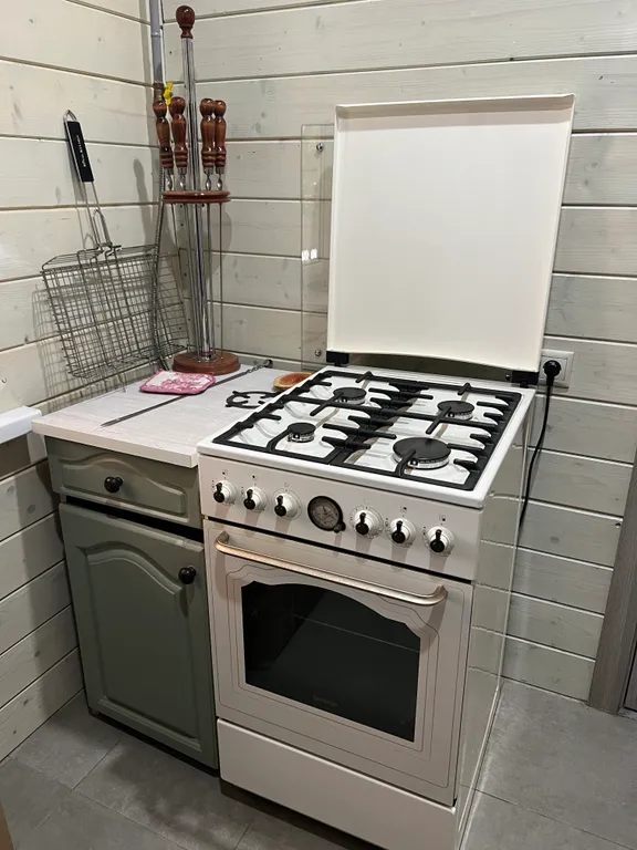 Душевный домик на берегу реки