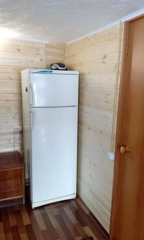 Благоустроенный дом на берегу с баней и катером