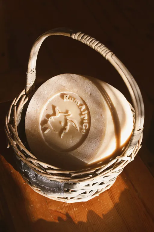 Бревенчатый дом с конюшней на озере